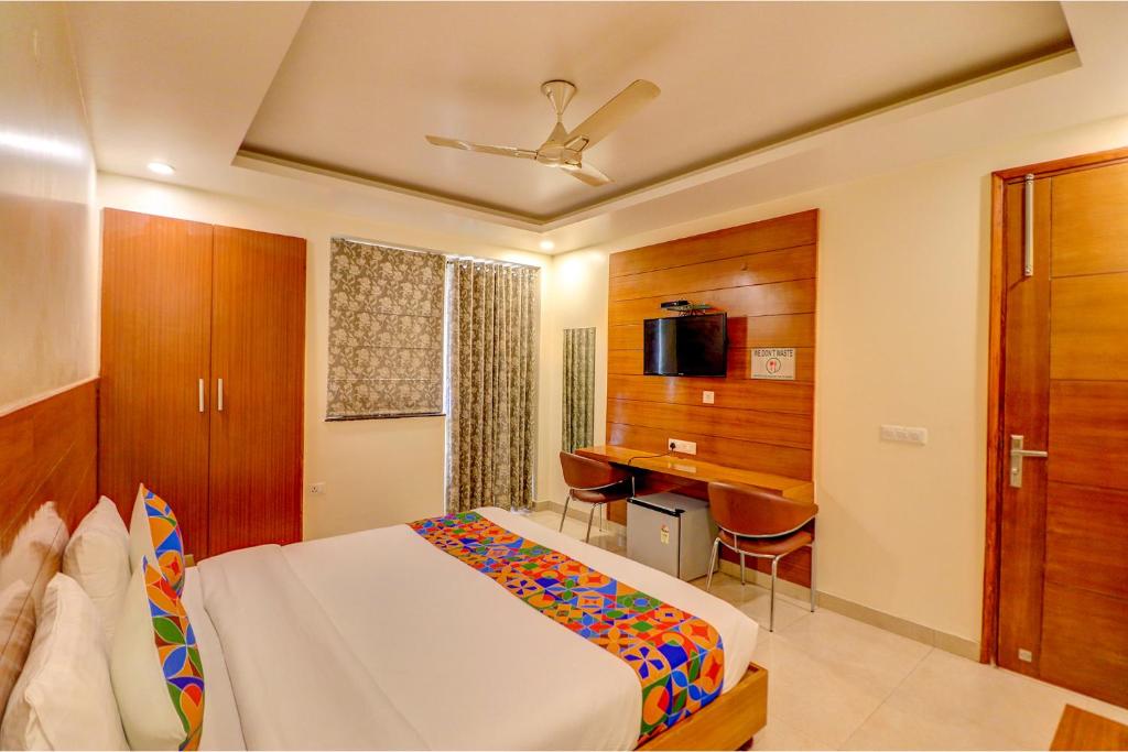 een slaapkamer met een bed, een bureau en een televisie bij Hotel Aroma Residency Premium 47 Corporate,Family,Friendly,Couple Friendly Near - Unitech Cyber Park & IKEA in Gurgaon
