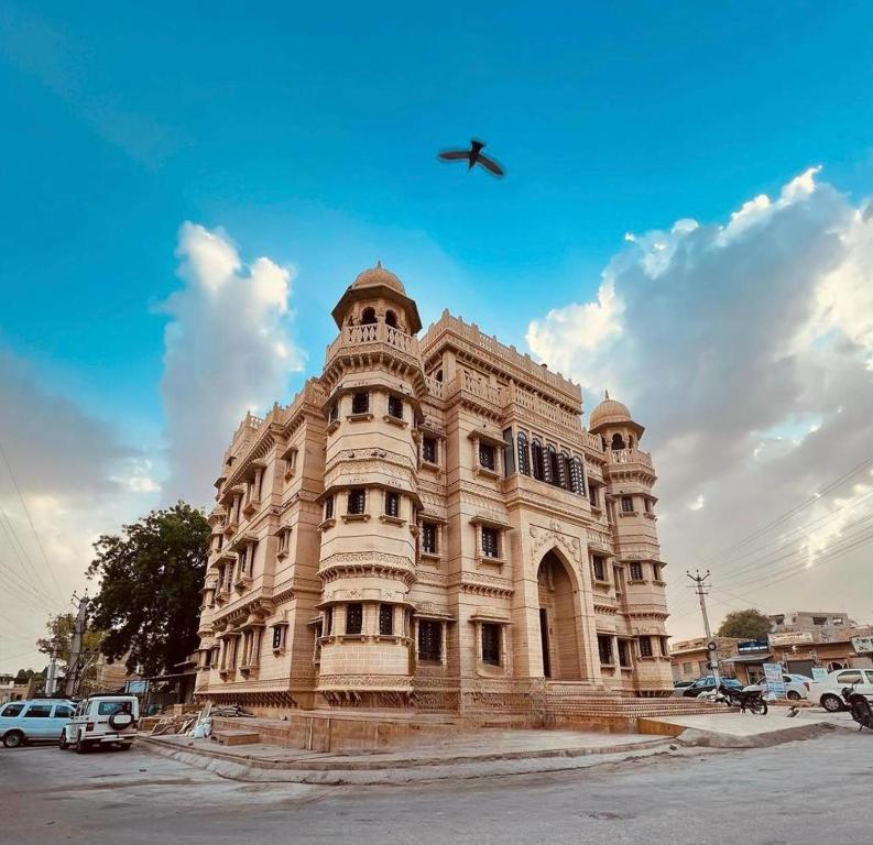 een groot gebouw met een vogel die er overheen vliegt bij Guulab Haveli in Jaisalmer