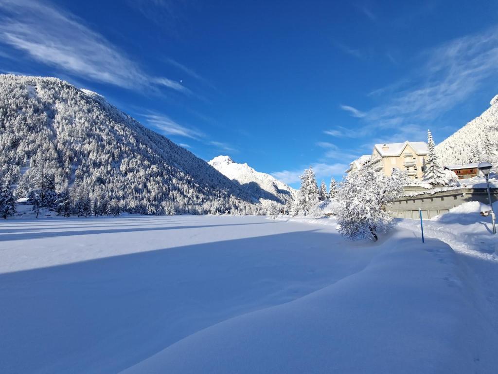 Superbe appartement Champex-Lac avec piscine et sauna v zimě