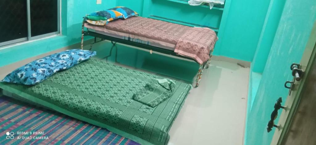 a room with two bunk beds in a room at KEERTHISH NIVAS Home stay in Tiruvannāmalai