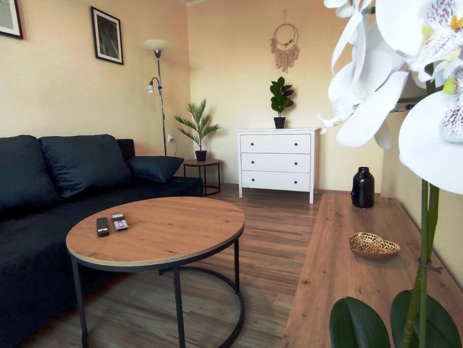 un soggiorno con divano e tavolo di ***Santorini Apartament*** - 40m² ✓ a Rybnik