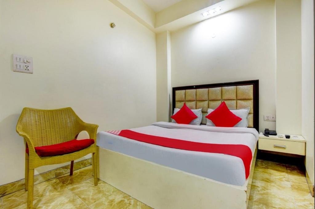 Giường trong phòng chung tại Hotel Golden INN at Indrapuram