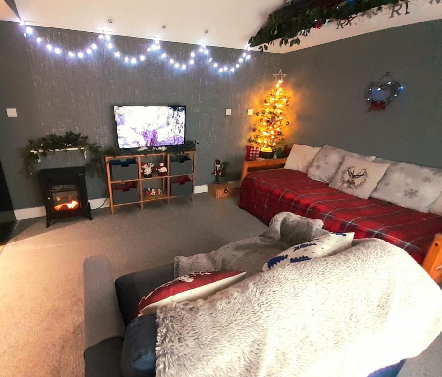 a living room with a couch and a television at Ramblers Rest in Meopham