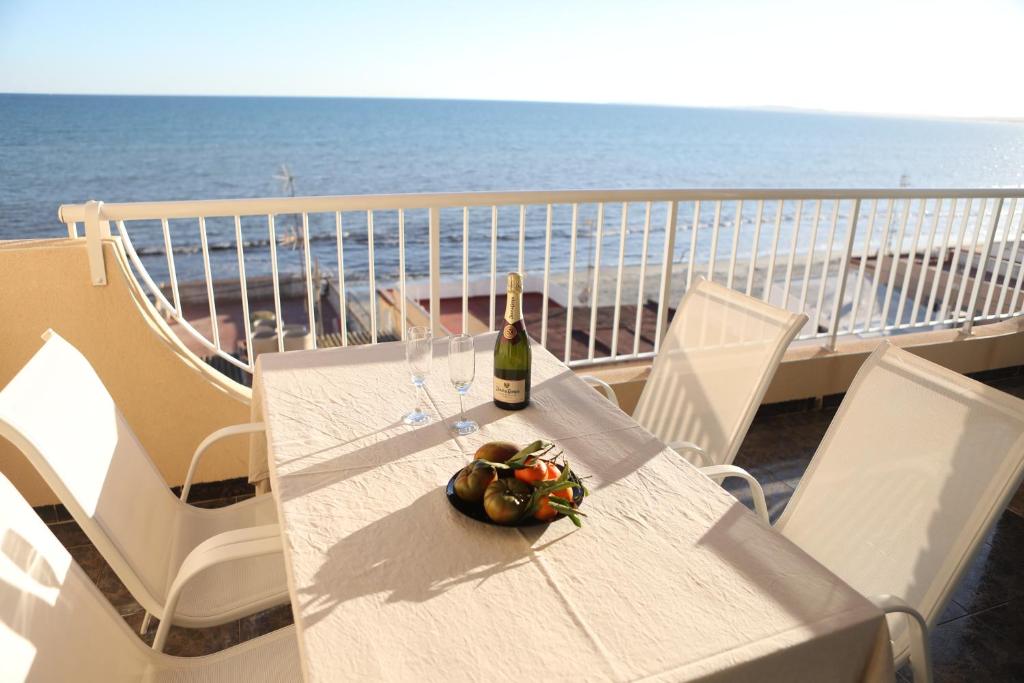 een tafel met een fles wijn en een fruitschaal bij Vista Bonita - Beautiful View!!! in Santa Pola