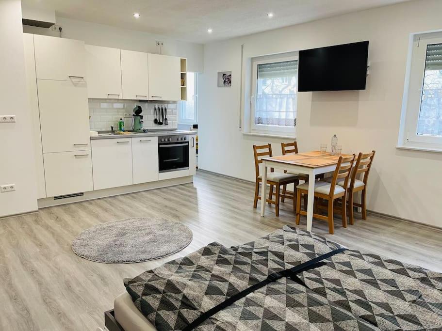 een keuken en eetkamer met een tafel en stoelen bij Studio-Apartment nahe Zentrum in Pforzheim