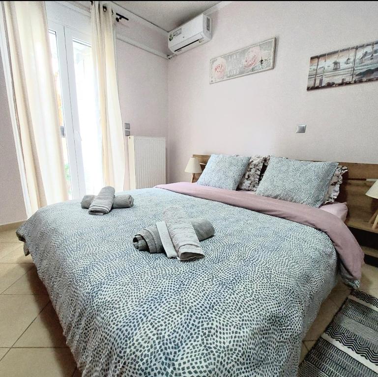 um quarto com uma cama grande e toalhas em Elpida's house em Spata