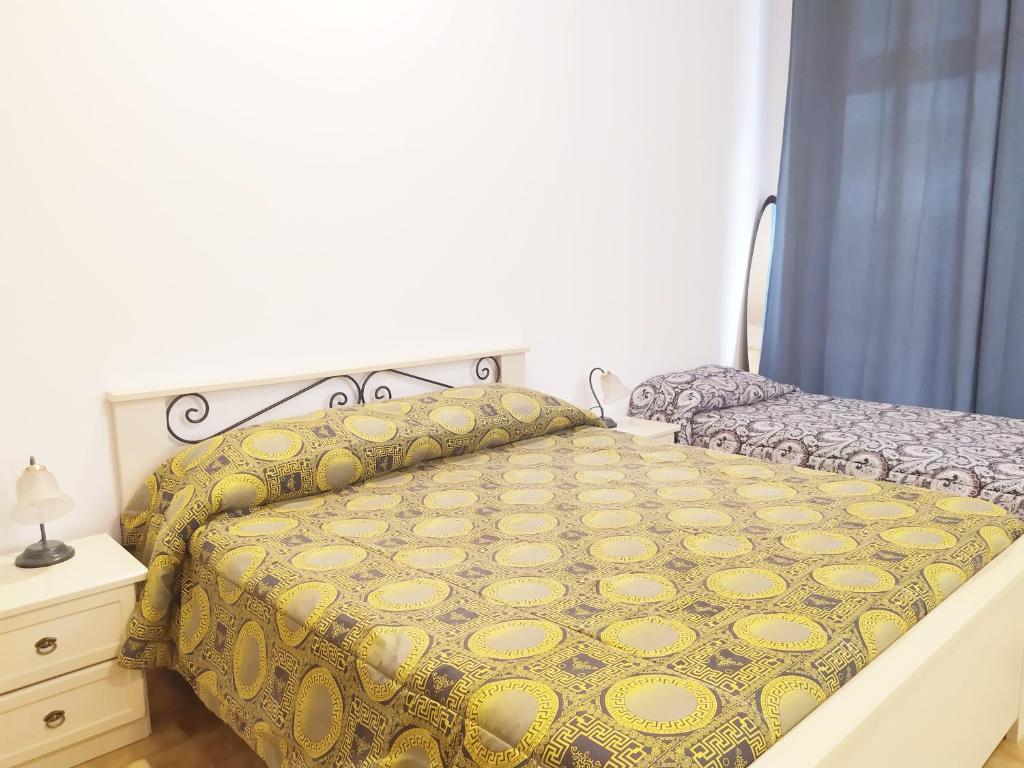 - une chambre avec un lit et une couette jaune dans l'établissement Trento Degasperi 16, à Trente