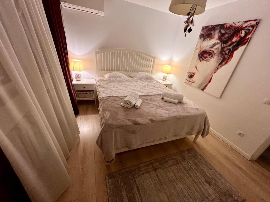1 dormitorio con 1 cama con 2 toallas en Modern & Cozy 2 rooms apartment en Bucarest