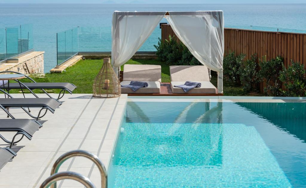 Bazén v ubytování Sabbia D`oro Beach Villa nebo v jeho okolí