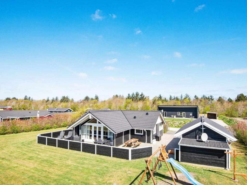 Casa moderna con techo negro en 6 person holiday home in Hemmet, en Falen