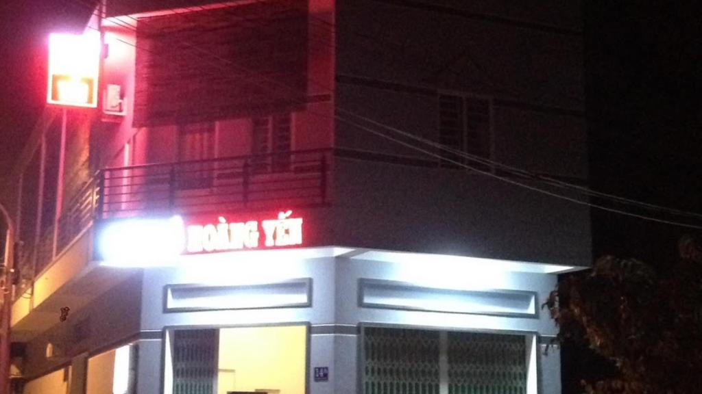 a building with red lights on top of it at night at Nhà Nghỉ Hoàng Yến Phan Rang in Kinh Dinh