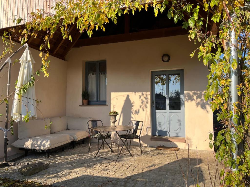 Patio nebo venkovní prostory v ubytování Studio de charme avec terrasse privée, jardin partagé