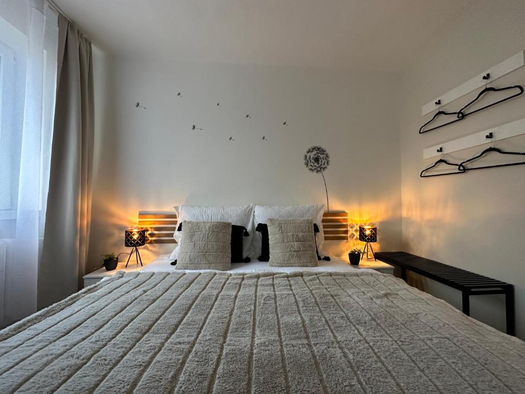 Postel nebo postele na pokoji v ubytování Morava apartmán Uherské Hradiště Šafaříkova 855