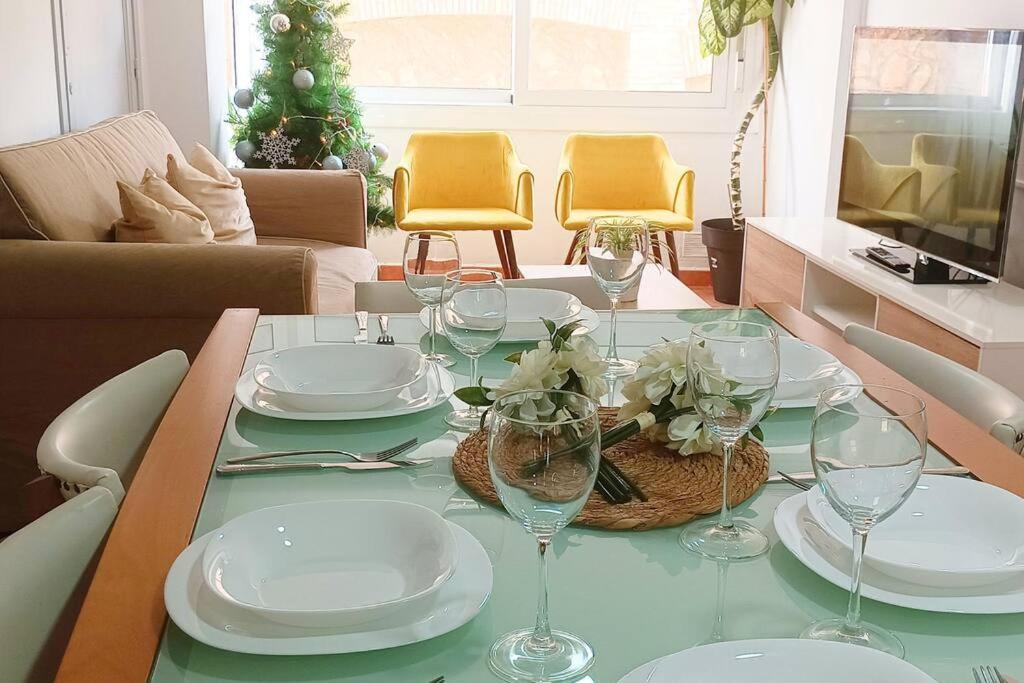 uma mesa com pratos e copos de vinho em Apartamento en Roda de Berà em Roda de Bará