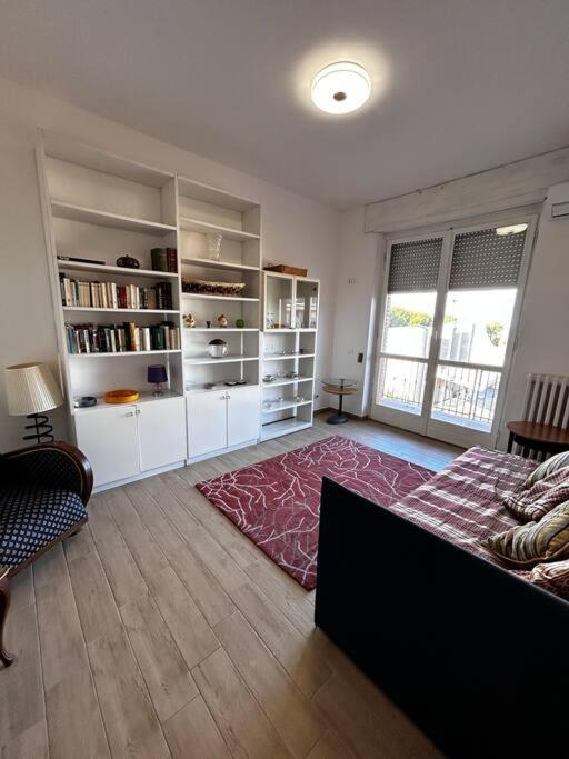 a large living room with a couch and a rug at Appartamento Sarteano in Sarteano