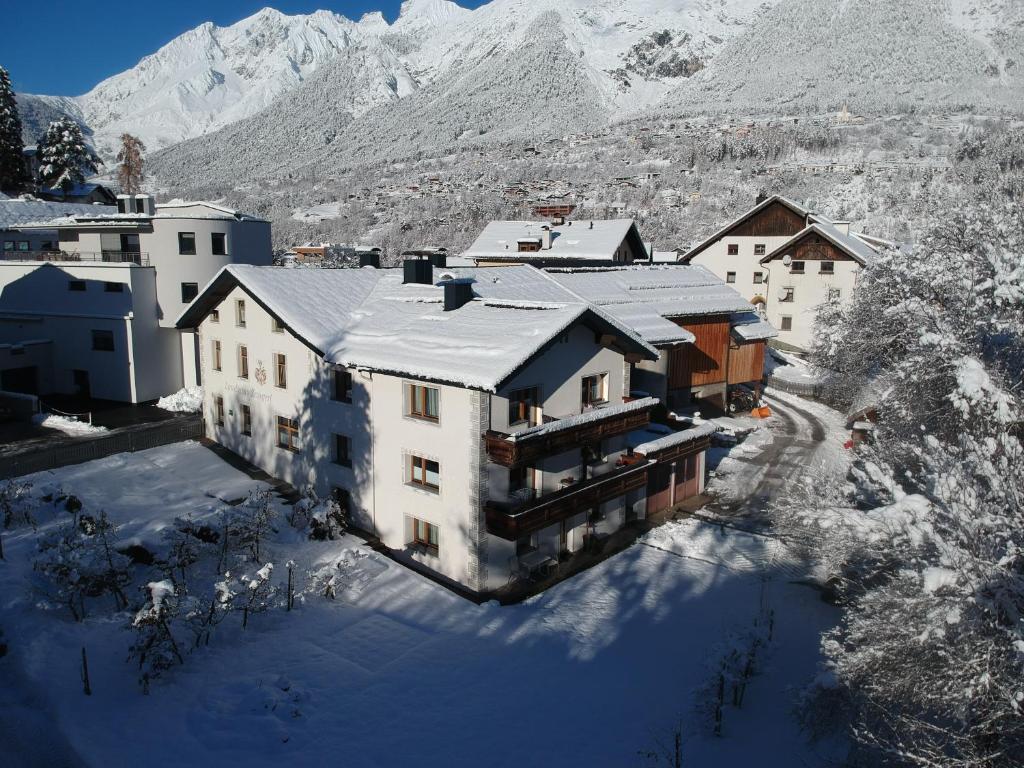 una vista aérea de un edificio en la nieve en Landhaus Zangerl - Kobelerhof, en Landeck