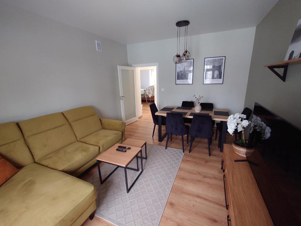 ein Wohnzimmer mit einem Sofa und einem Tisch in der Unterkunft Apartament Solskiego in Mielec