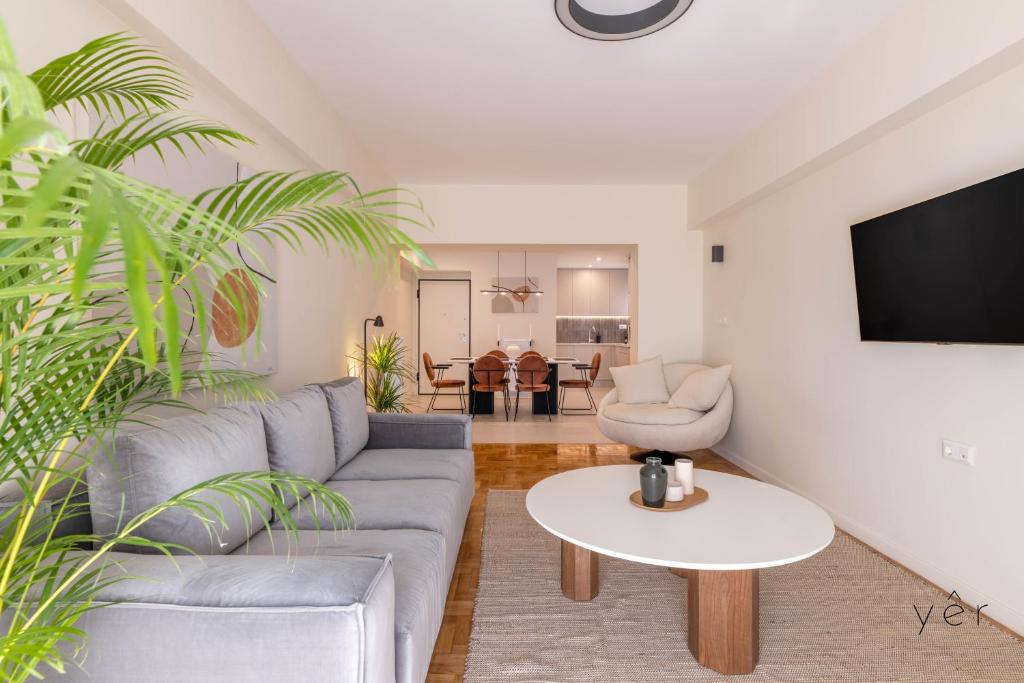 O zonă de relaxare la Large 2Bedroom, 2Bathroom Flat with Dining Space & Free Parking