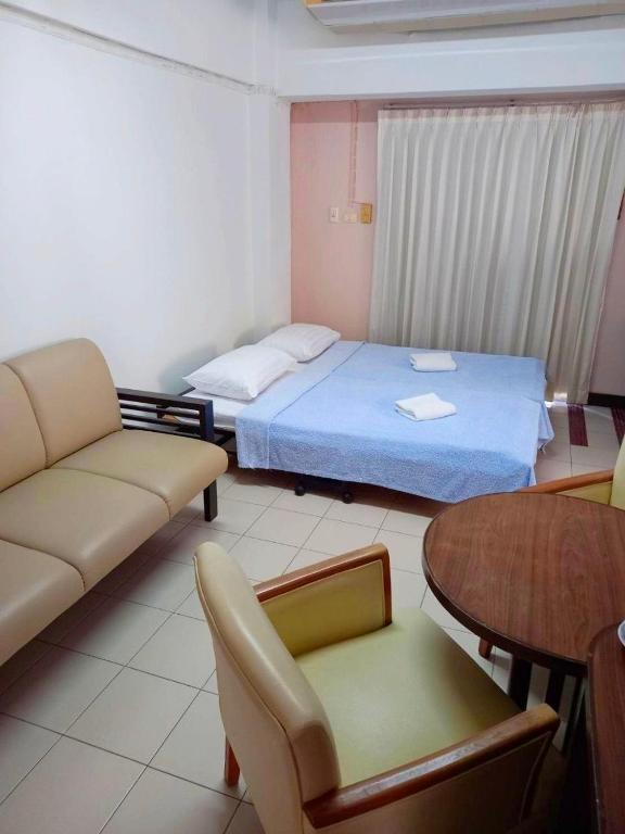 Postel nebo postele na pokoji v ubytování Mansion Sarasinee @ Chatuchak