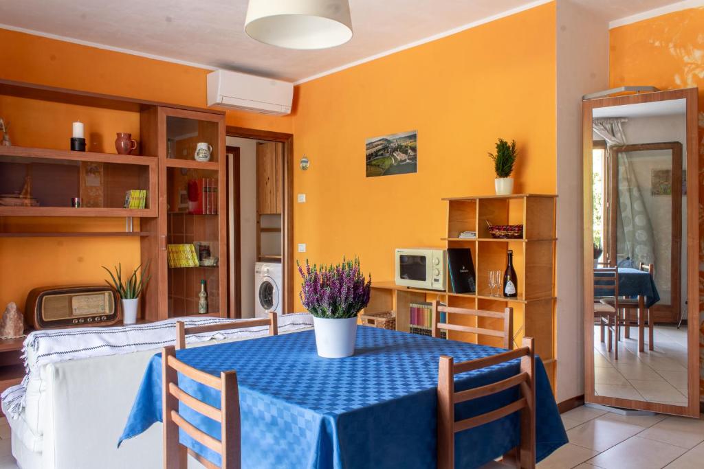 una sala da pranzo con tavolo e sedie blu di Appartamentino a Susegana a Susegana