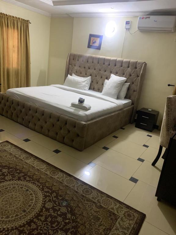 a large bed in a room with a large bed sidx sidx at Tivoli Residence & Hotels in Lagos
