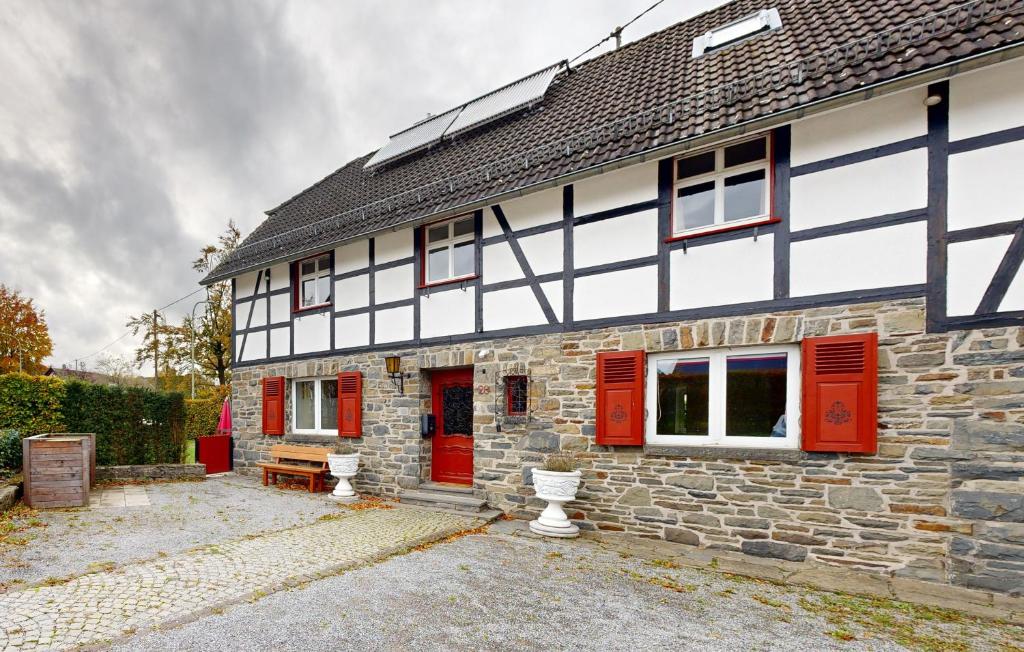 モンシャウにあるEifel-Oase Monschauの赤の扉付白の家
