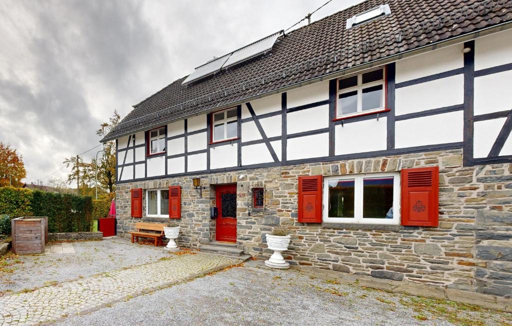 una casa bianca e rossa con porte rosse di Eifel-Oase Monschau a Monschau