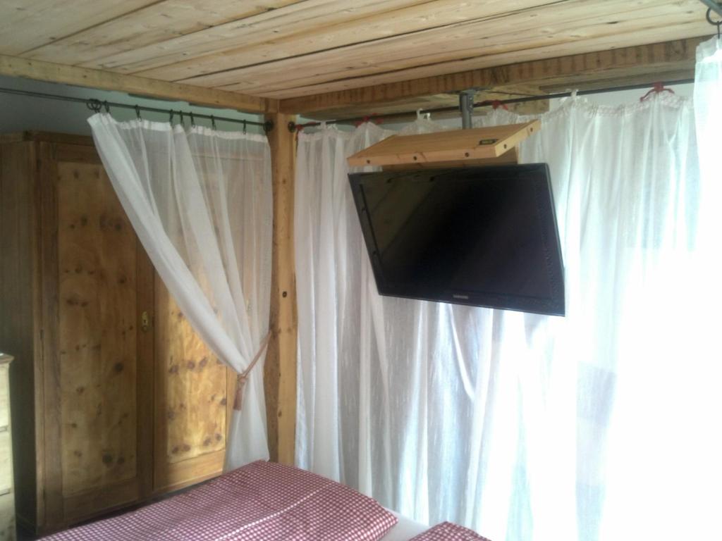 A television and/or entertainment centre at Haus Mehrl