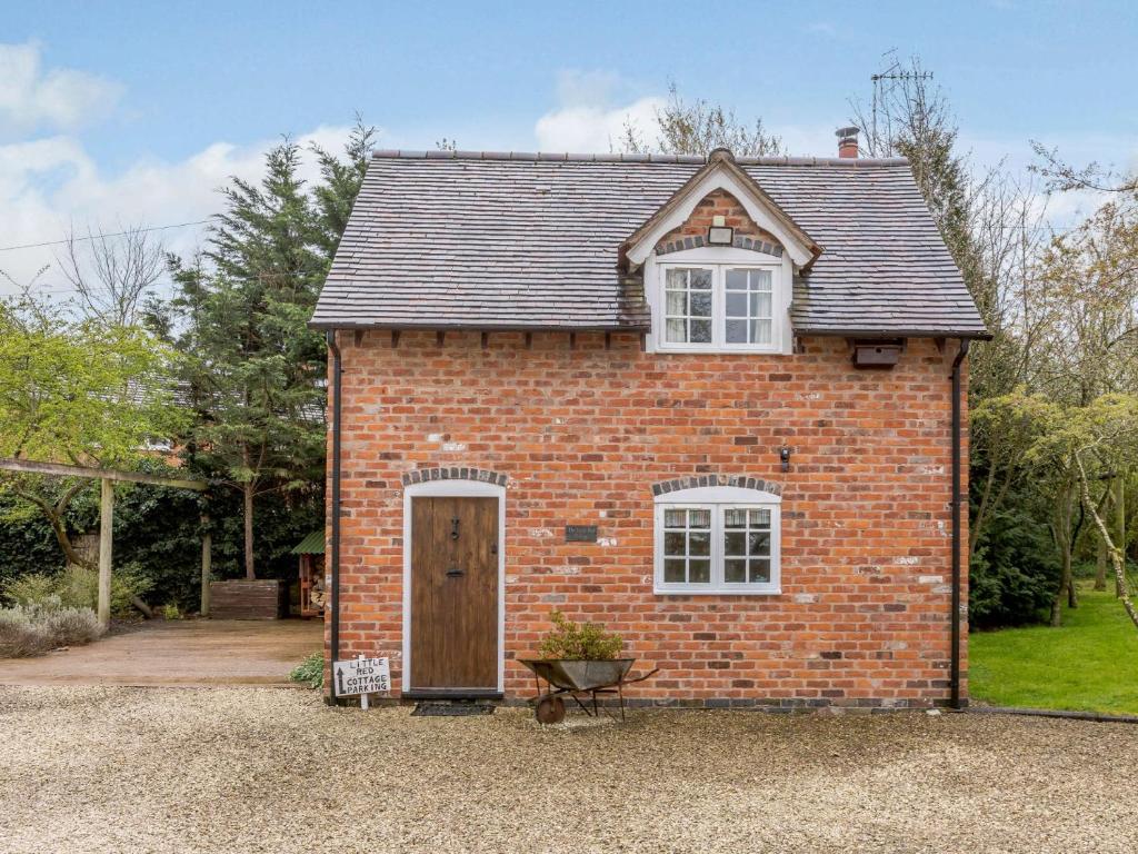 a red brick house with a door and windows at 1 Bed in Pershore REDCO in Upton Snodsbury
