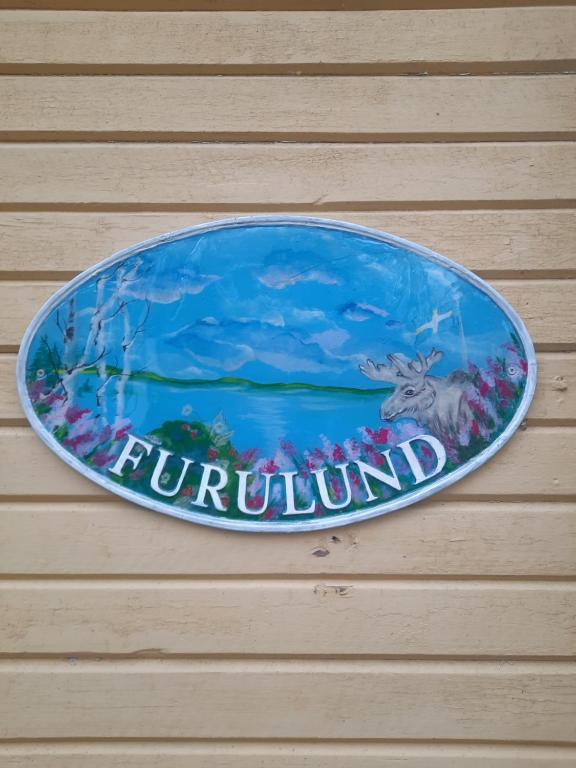 un letrero en una pared que dice purgado en Furulund en Gällö