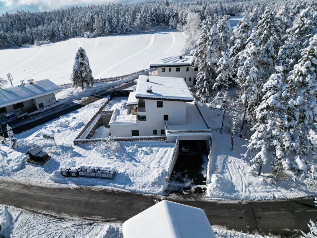 eine Luftansicht eines Gebäudes im Schnee in der Unterkunft Ferienwohnung Pedit in Tarrenz