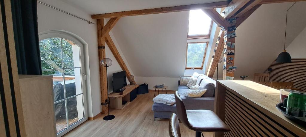- un salon avec un canapé et une fenêtre dans l'établissement Ferienwohnung Ruhepol, à Altefähr