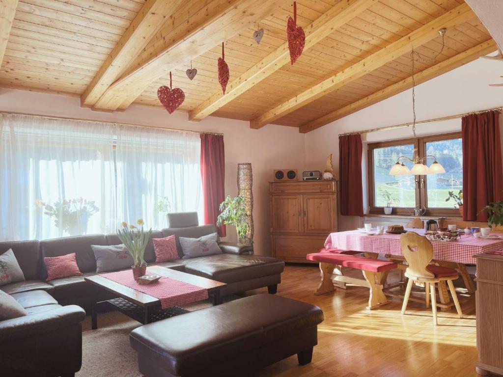 ein Wohnzimmer mit einem Sofa und einem Tisch in der Unterkunft Appartements Skida in Reith bei Kitzbühel