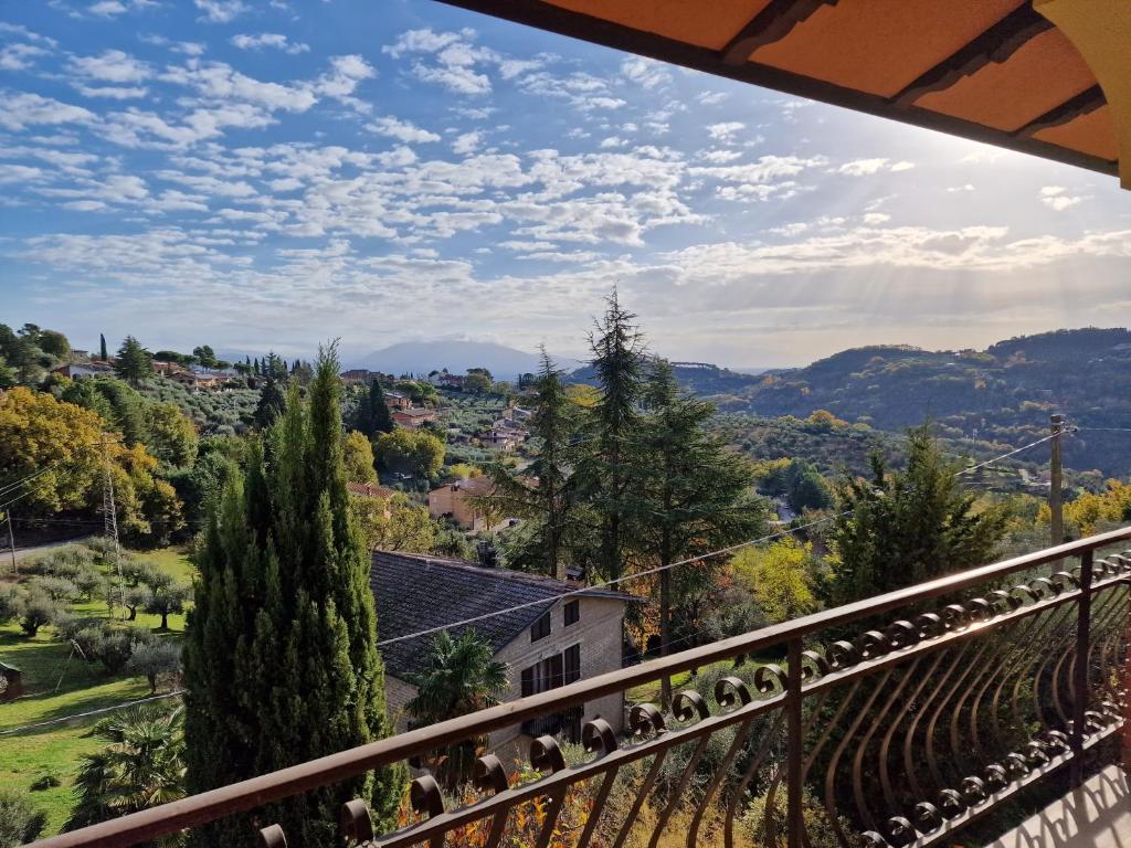 Habitat - Casa Vacanze Perugia في بيروجيا: منظر من شرفة منزل