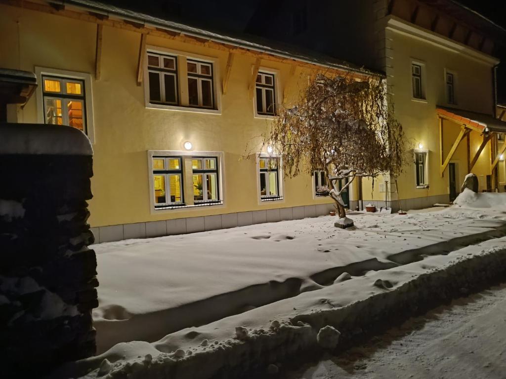 Zámeček nad Běleckým Mlýnem v zimě
