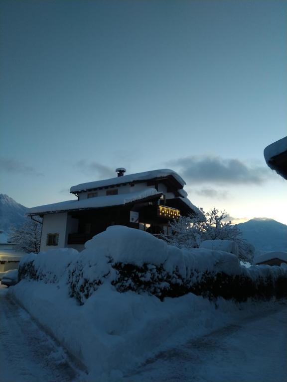 una casa cubierta de nieve delante en Haus Müller, en Reutte