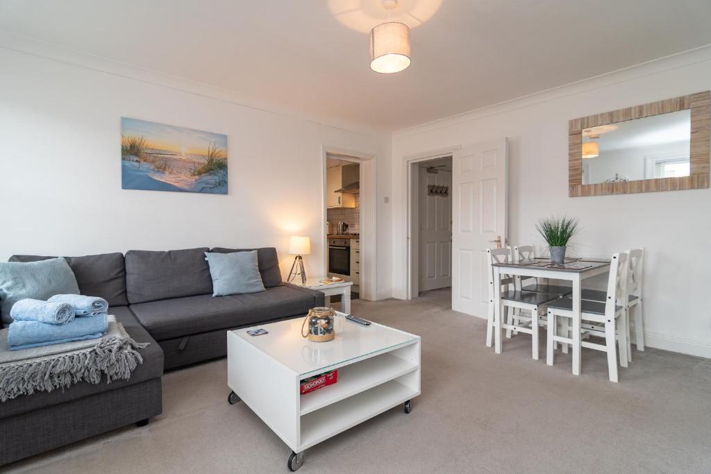 Posezení v ubytování Light & Airy 1-Bed, Town Centre, Near Beach
