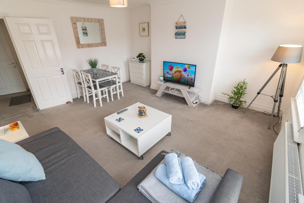 - un salon avec un canapé et une table dans l'établissement Light and airy 1 bedroom flat 700m from the Beach, à Bournemouth