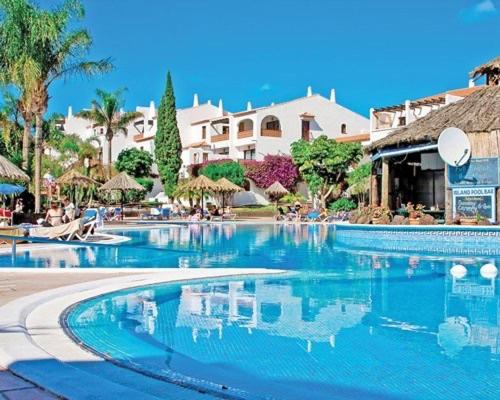 een groot blauw zwembad in een resort bij Fantastic sea and golf course view house with 3 bedrooms in San Miguel de Abona