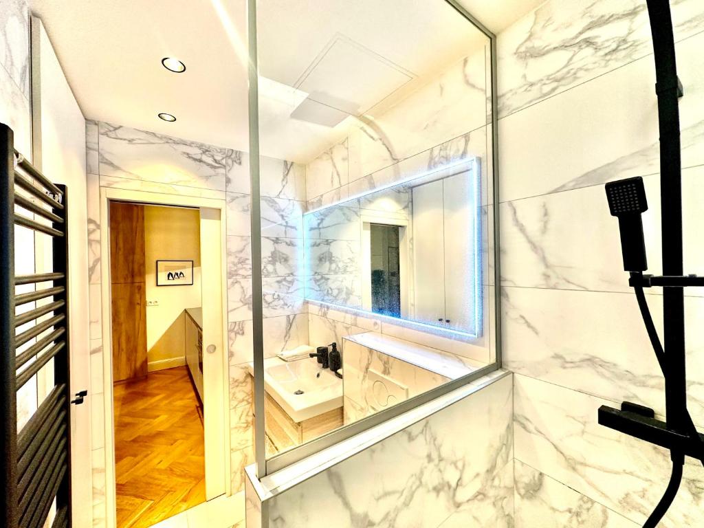 une salle de bain avec un lavabo et un miroir dans l'établissement Eiffel Tower Champs de Mars, à Paris