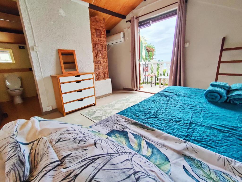 um quarto com uma cama, uma cómoda e uma janela em Mermaid Cove em Blue Bay