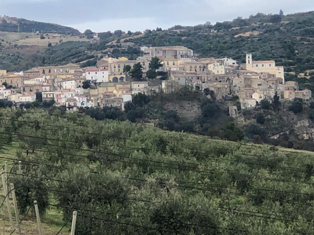 wioska na szczycie wzgórza w obiekcie La casetta di Vany w mieście Nova Siri
