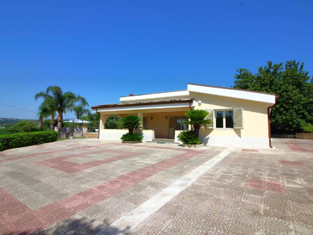 ein Haus mit einer großen Einfahrt davor in der Unterkunft Holiday home in Floridia with private pool in Solarino