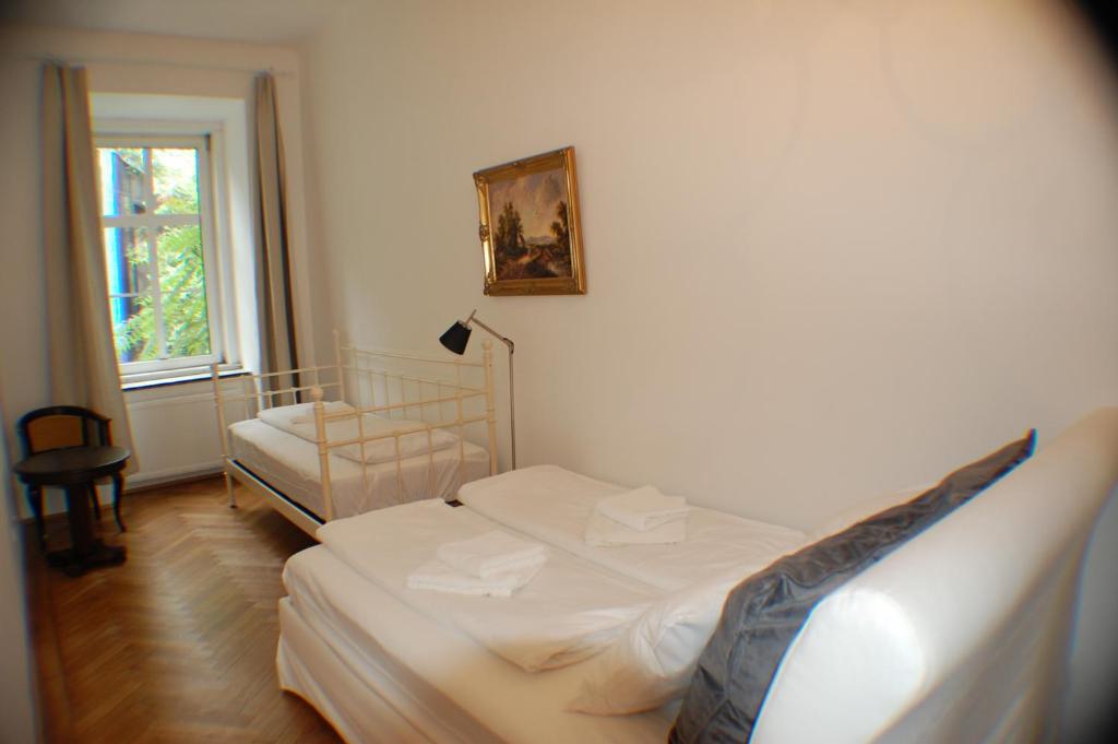 Postel nebo postele na pokoji v ubytování Kunsthaus Apartments