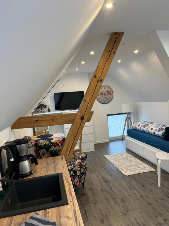 um quarto com um loft com uma cama e uma escada em Fewo-Elbschlummer em Niegripp