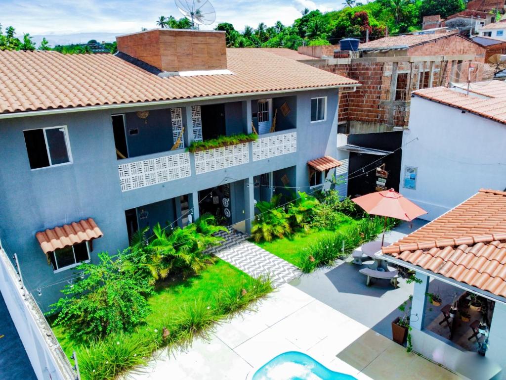 una vista aérea de una casa con patio en Pousada Chalés do Toque, en São Miguel dos Milagres