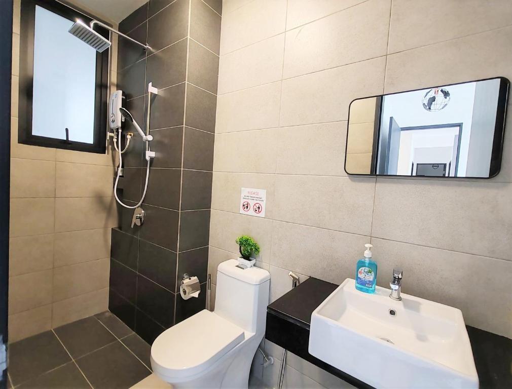Koupelna v ubytování Cozy Minimalist Suite at Urban Suites Georgetown by SuperStay