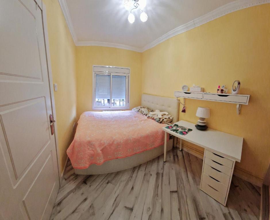 niewielka sypialnia z łóżkiem i biurkiem w obiekcie Sweet home w Barcelonie