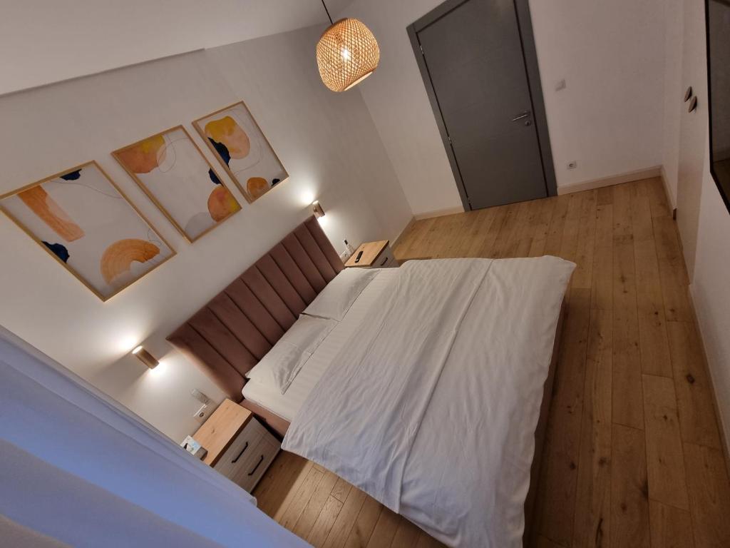 - une chambre avec un lit blanc et quelques boîtes dans l'établissement Ultra-Central 1 Bed Apartment, str Nicolae Iorga, à Baia Mare