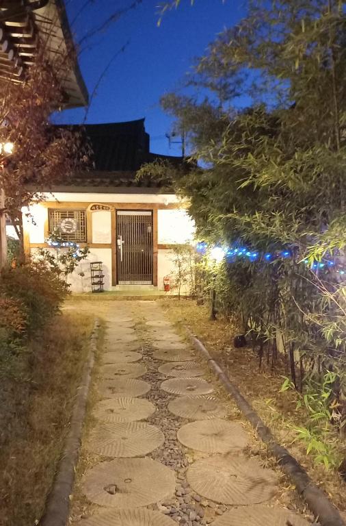 Adam Guesthouse - Chambre Double Avec Vue Sur Le Jardin
